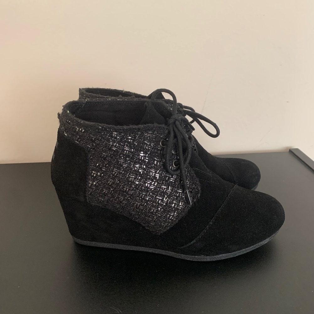 TOMS Desert Wedge Black Suede Metallic Boucle Booties